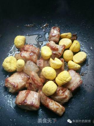 A Pot of Savory Chestnut Roast Pork recipe