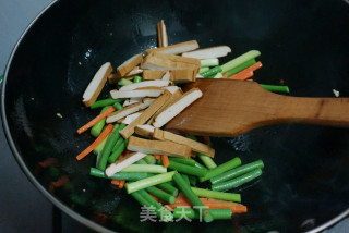 #信之美# Stir-fried Tofu with Shredded Chicken and Garlic Sprouts recipe
