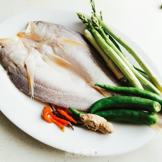 Grilled Yellow Croaker with Asparagus recipe