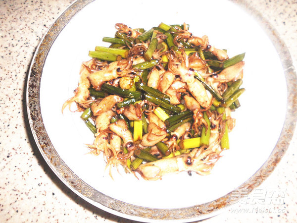 Stir-fried Sea Hare with Garlic Stalks recipe