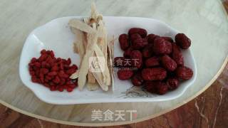 Stewed Black-bone Chicken with Beiqi and Red Dates recipe