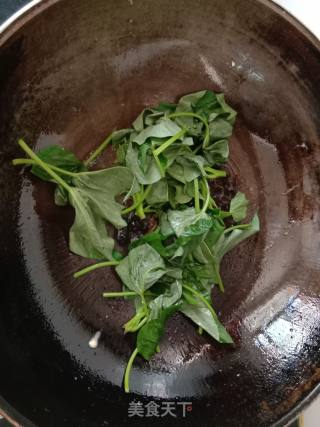 Stir-fried Dry Noodles with Fungus and Potato Leaves recipe