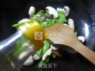 Stir-fried Pepper with Double Mushroom recipe