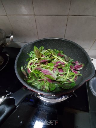 Stir-fried Red Amaranth with Garlic recipe