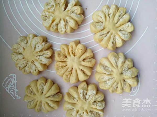 Coconut Chrysanthemum Bread recipe