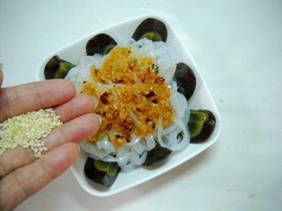Sugar Garlic Pine Flower Jelly recipe
