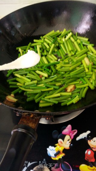 Stir-fried Rice Noodle Pork with Garlic Moss recipe