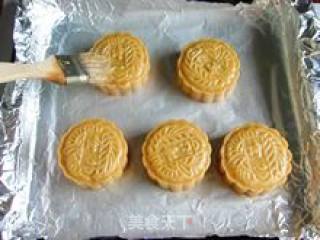 Favorite Cantonese-style Moon Cake-[egg Yolk Lotus Paste Moon Cake] recipe