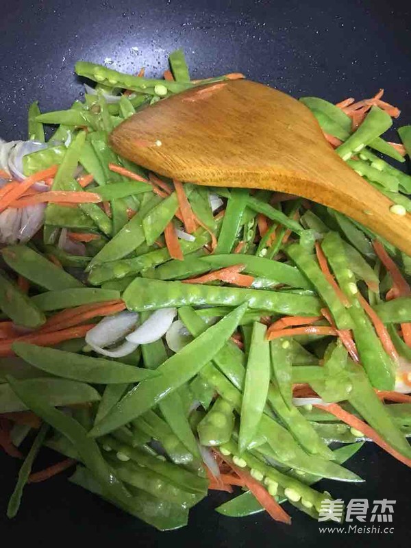 Fried Noodles with Snow Peas recipe