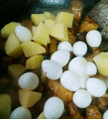 Braised Pork with Potatoes and Quail Eggs recipe