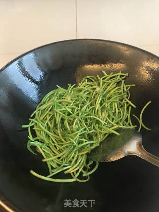 Stir-fried White Dried Artemisia recipe