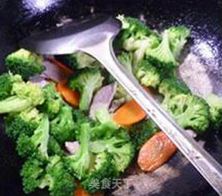 Stir-fried Broccoli with Carrot and Lean Pork recipe