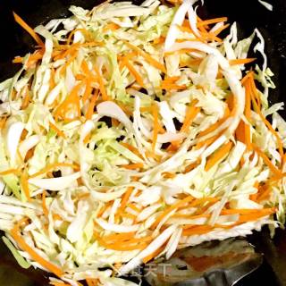 Stir-fried Green Peppers with Cabbage and Carrots recipe