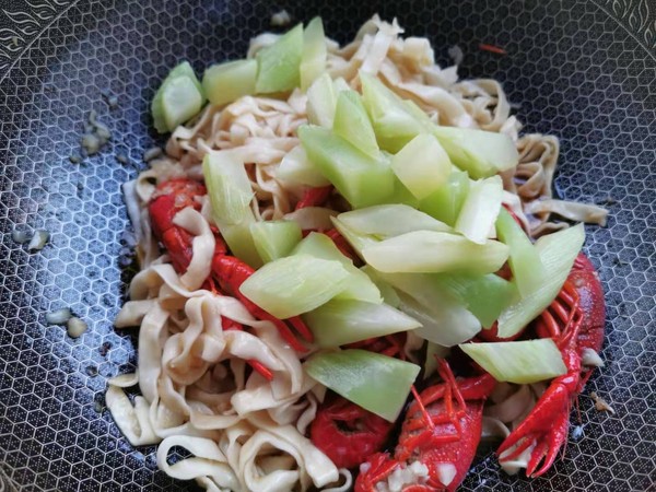 Braised Noodles with Garlic Crawfish recipe