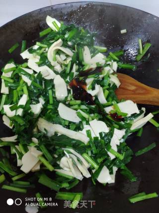 Stir-fried Bean Curd with Leek recipe
