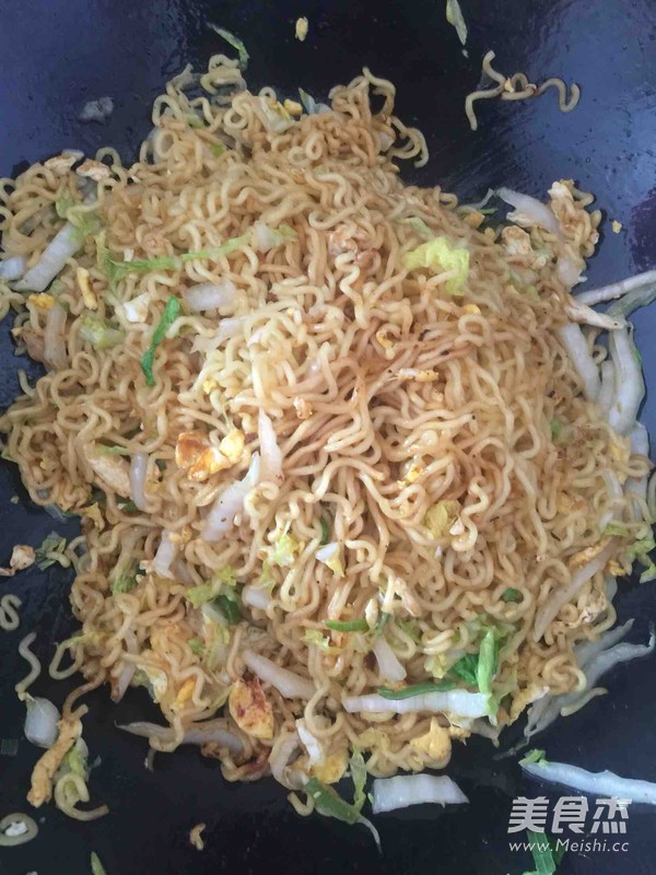Stir-fried Instant Noodles with Cabbage recipe