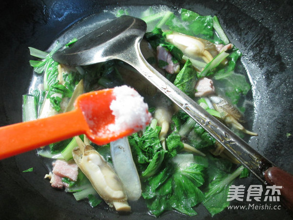 Bacon and Chinese Cabbage Clam Soup recipe
