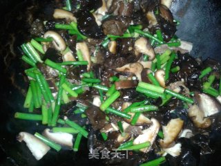 Stir-fried Garlic Sprouts with Mushrooms and Fungus recipe