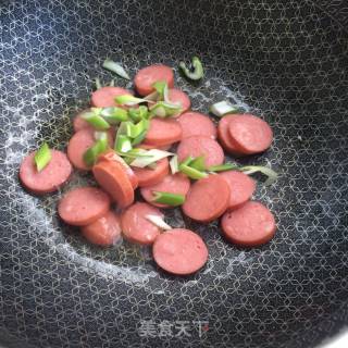 Sausage Fried with Garlic Moss recipe
