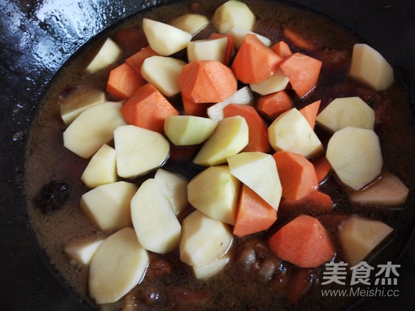 Braised Chicken Nuggets with Potatoes and Carrots recipe