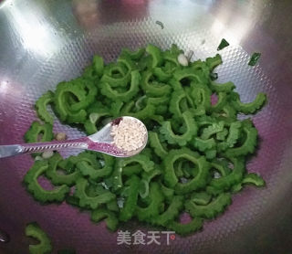 Stir-fried Bitter Gourd with New Garlic recipe