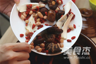 Guangdong Old Fire Soup-maca Mushroom and Wolfberry Soup recipe