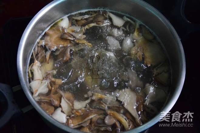 Grifola Frondosa Fresh Abalone Chicken Soup recipe