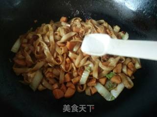 Stir-fried Hor Fun with Cabbage Hot Dog recipe