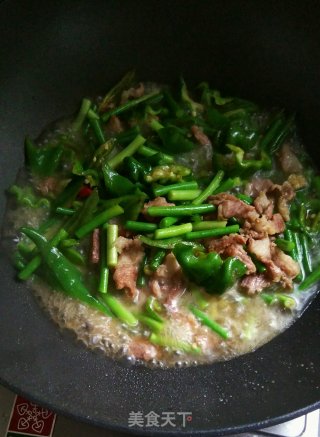 Stir-fried Pork with Garlic Sprouts and Green Pepper recipe