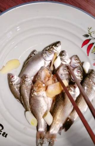 Fried Small Crucian Carp recipe