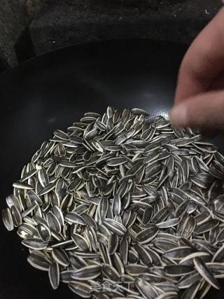 Stir-fried Sunflower Seeds with Indigenous Method recipe