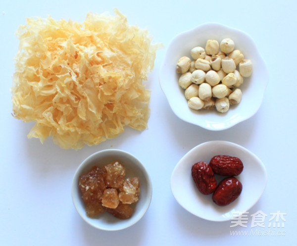 White Fungus, Lotus Seed and Lily Soup recipe