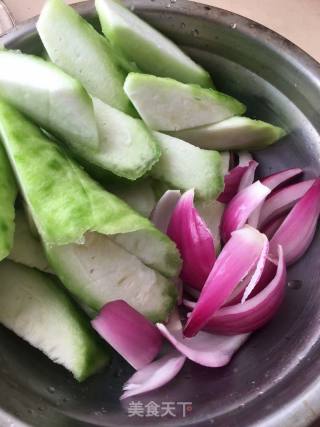 Stir-fried Loofah with Fresh Shellfish and Sausage recipe