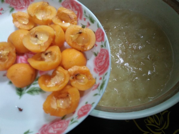 Loquat Tremella Lily Soup recipe