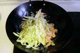 Stir-fried Shrimps with Zucchini recipe