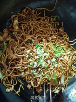 Stir-fried Dry Noodles with Cabbage and Mushrooms recipe