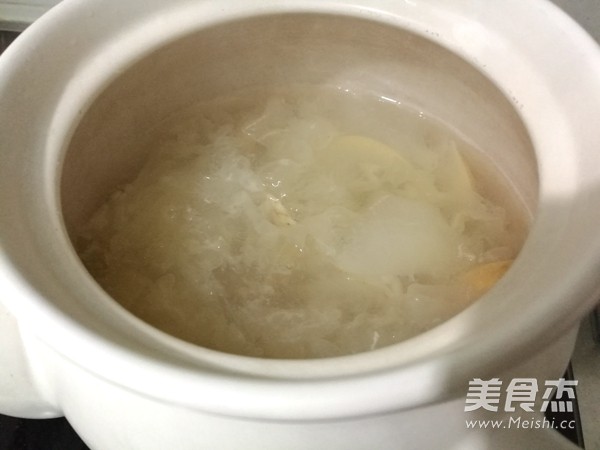 Sydney White Fungus and Wolfberry Soup recipe