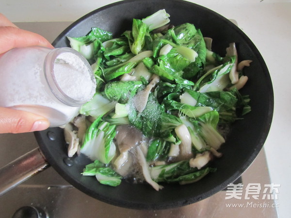 Stir-fried Chinese Cabbage with Mushrooms recipe