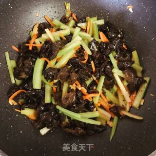 Stir-fried Fungus with Cashew Nuts and Celery recipe