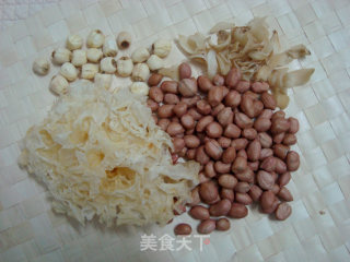 Nourishing and Nourishing Blood Soup: Peanut Lily Tremella Soup recipe