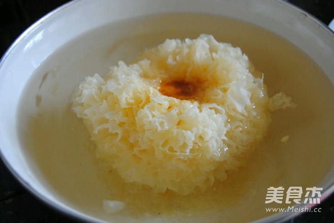 Fig and Peach Gum White Fungus Soup recipe