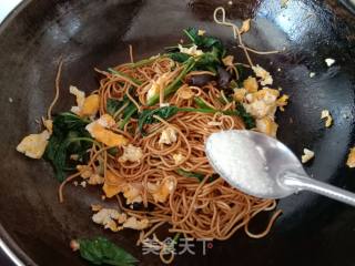 Stir-fried Dry Noodles with Fungus and Potato Leaves recipe