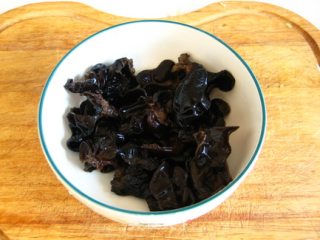 Stir-fried Cabbage with Fungus recipe