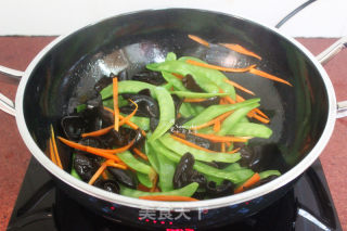 Fried Fungus with Snow Peas recipe