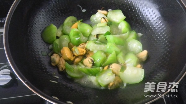 Fried Mussels with Loofah recipe