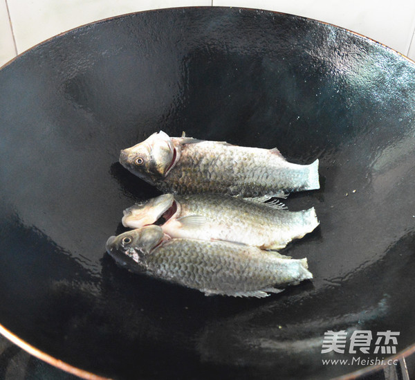 Lycium Barbarum Leaf Crucian Fish Soup recipe