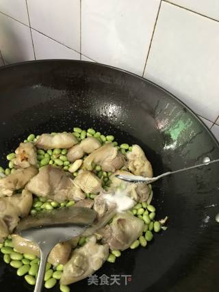 Braised Pork Knuckles with Edamame recipe