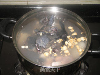 Nourishing Yin, Nourishing Lungs and Nourishing Skin--sea Coconut Snail and Black Chicken Soup recipe