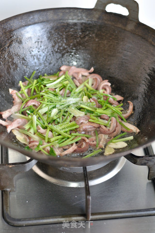 Stir-fried Belly Shreds with Coriander recipe