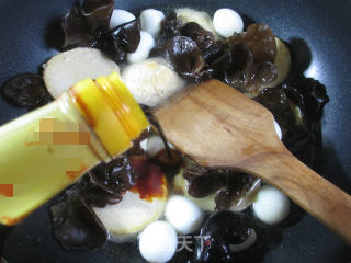 Roasted Round Vegetarian Chicken with Black Fungus and Quail Eggs recipe